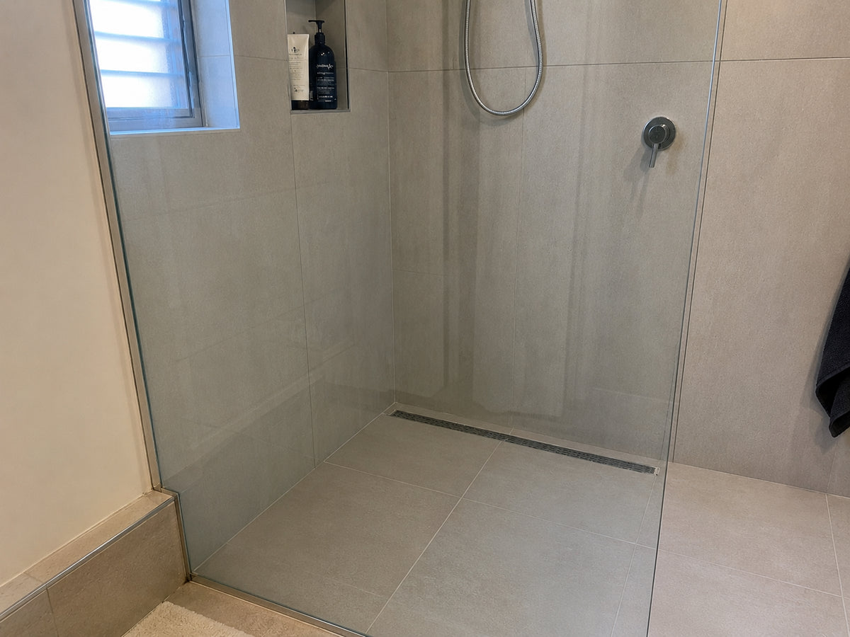 Clean shower glass after using Lumpinio