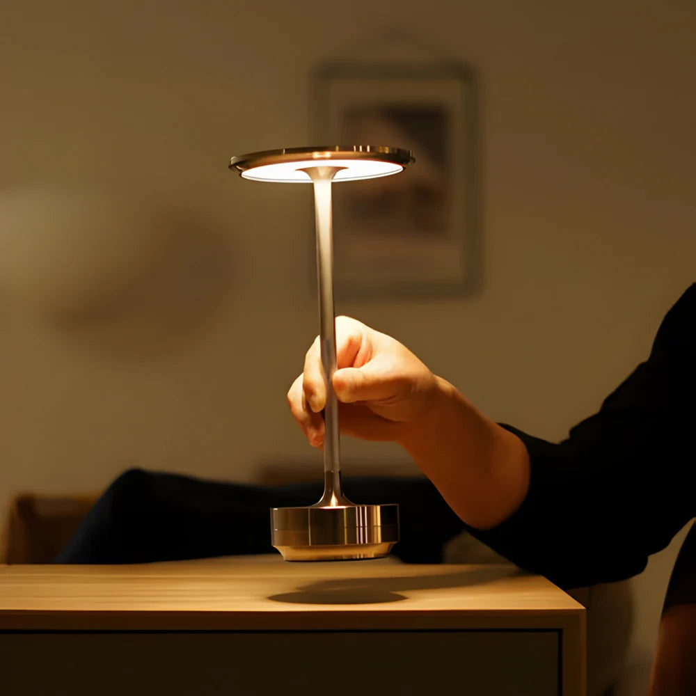 Lumpinio — Ładowalna lampa stołowa LED z okrągłą głowicą świetlną i metalową podstawą