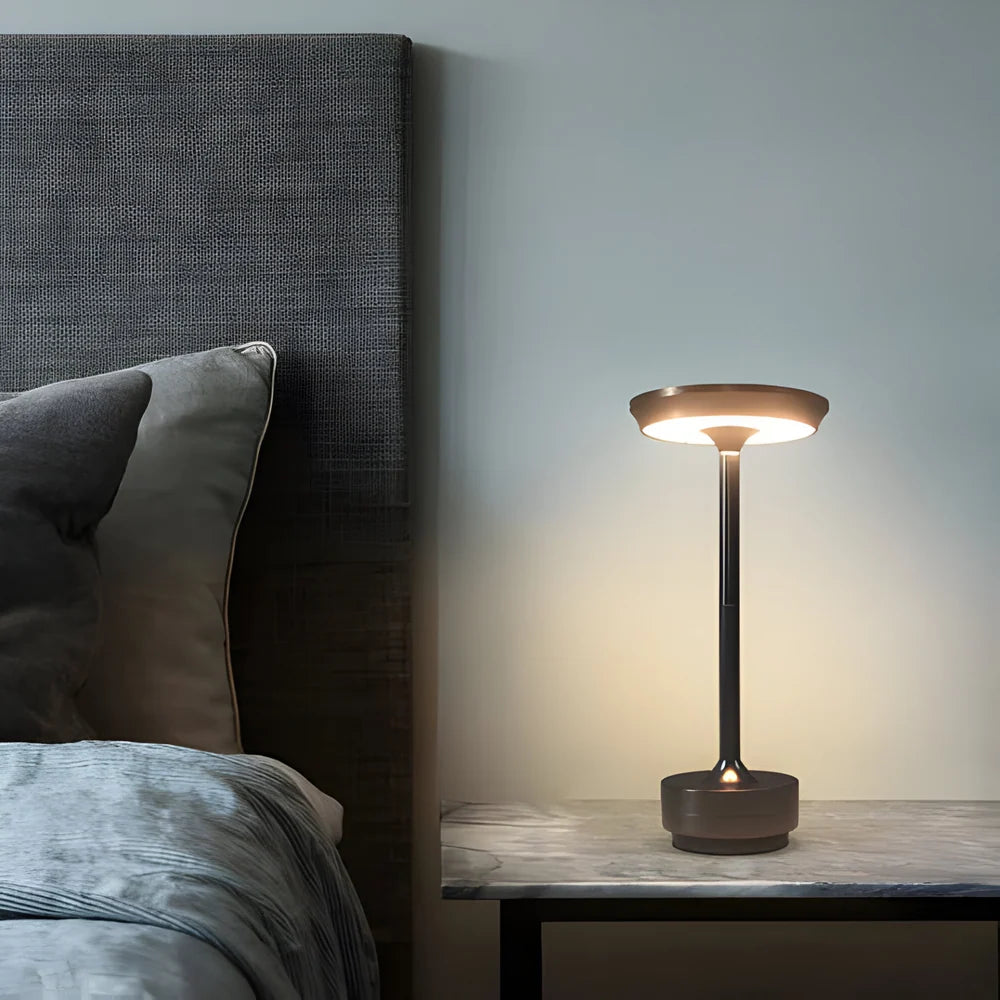 Lumpinio — Ładowalna lampa stołowa LED z okrągłą głowicą świetlną i metalową podstawą